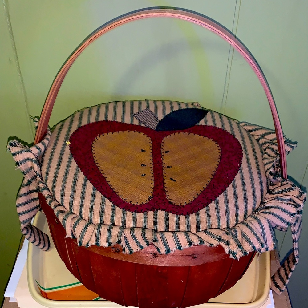 Vintage 12in Round Wicker Picnic/Pie Basket 🧺 With Apple 🍎 Design Fabric